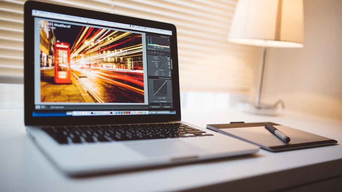 How to Connect the AVer F17 Document Camera to a Laptop